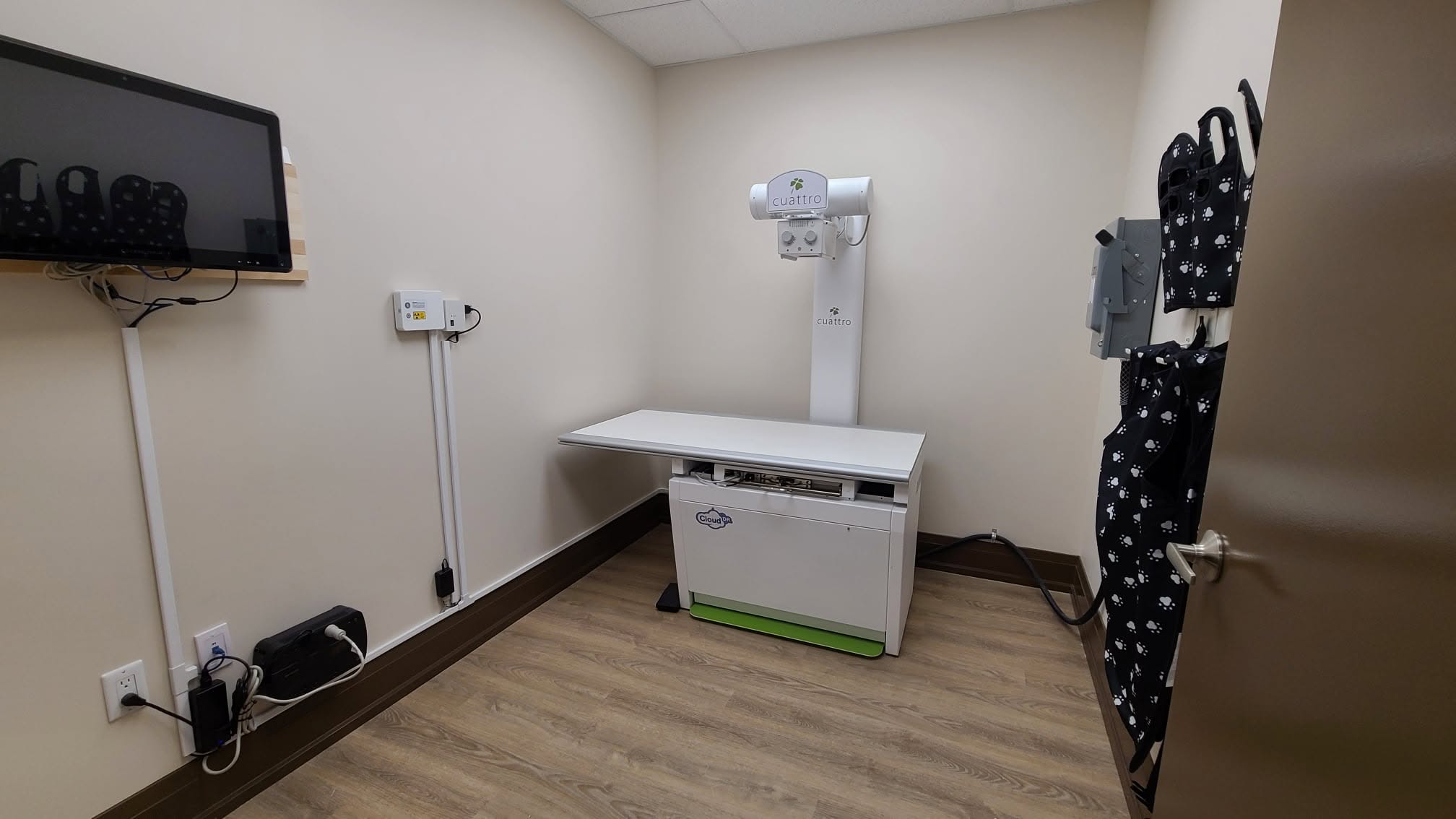 Diagnostic imaging room with dedicated equipment space